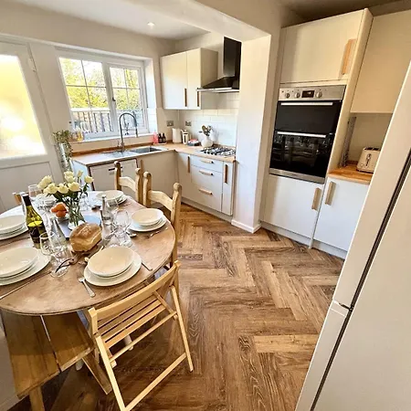 펜션 Newly Renovated House In *