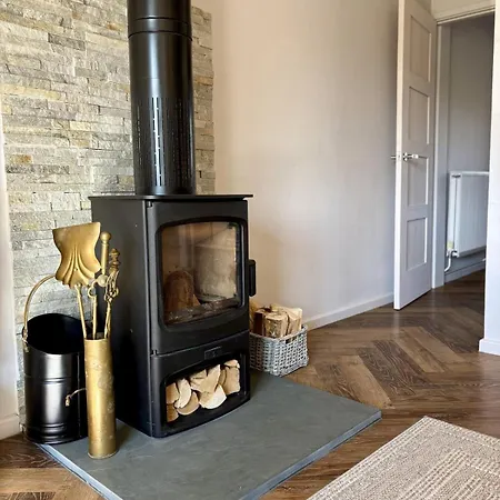 펜션 Newly Renovated House In *