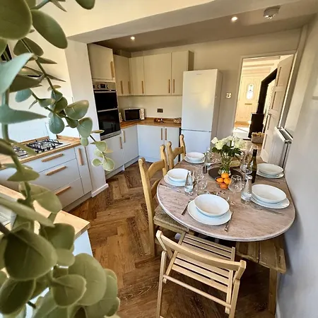 בית נופש Newly Renovated House In
